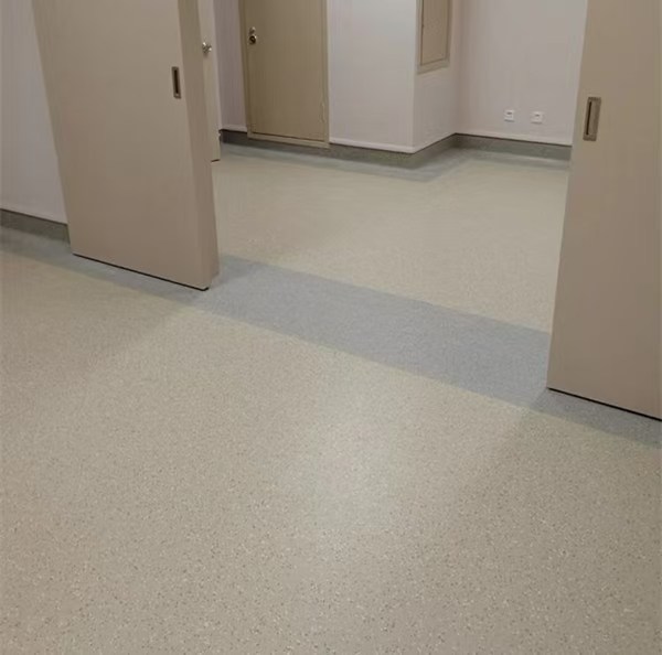 地板起鼓脱胶怎么办？森纳地板总结施工常见问题与补救方案