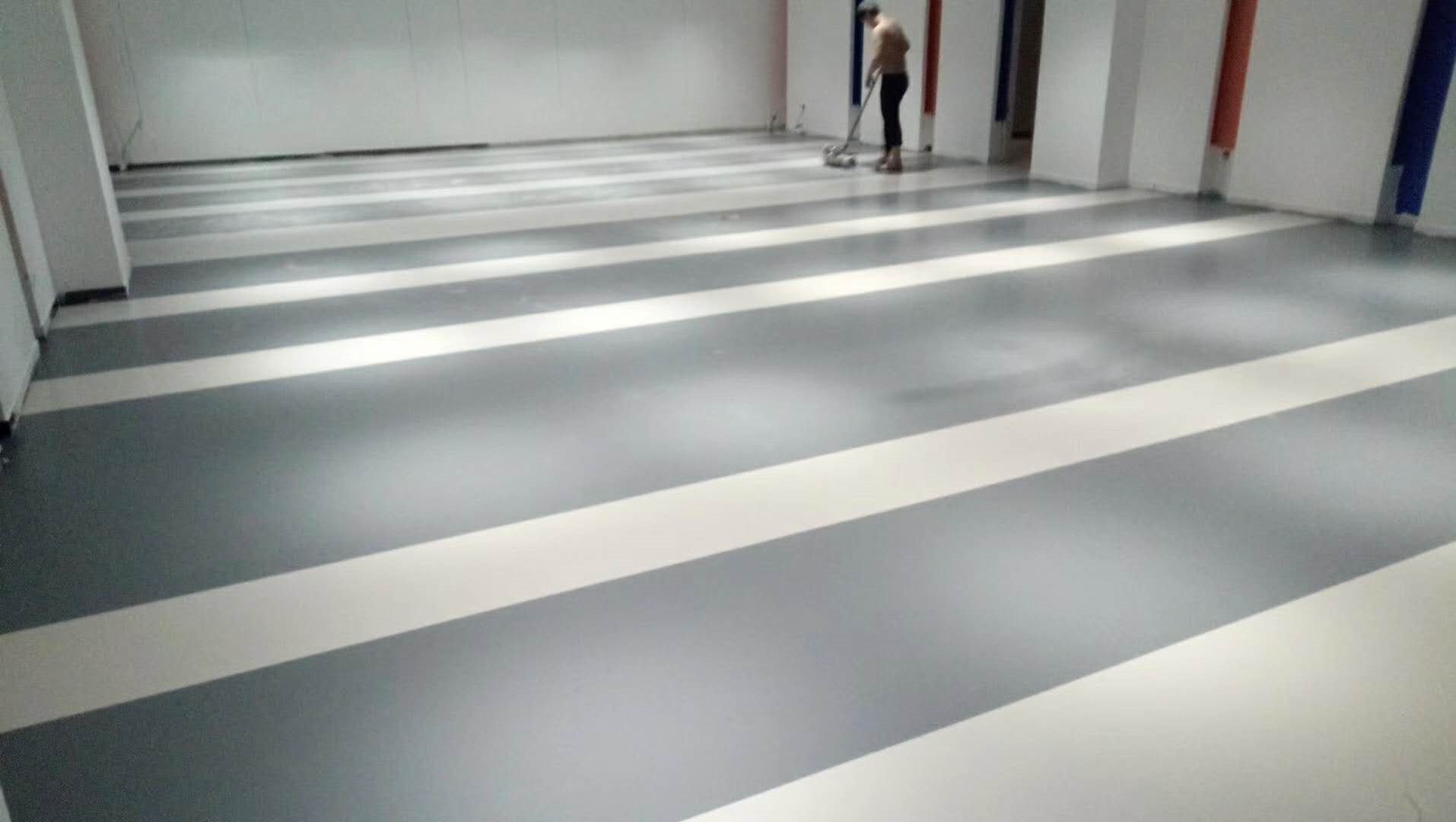 橡胶地板使用什么自流平？